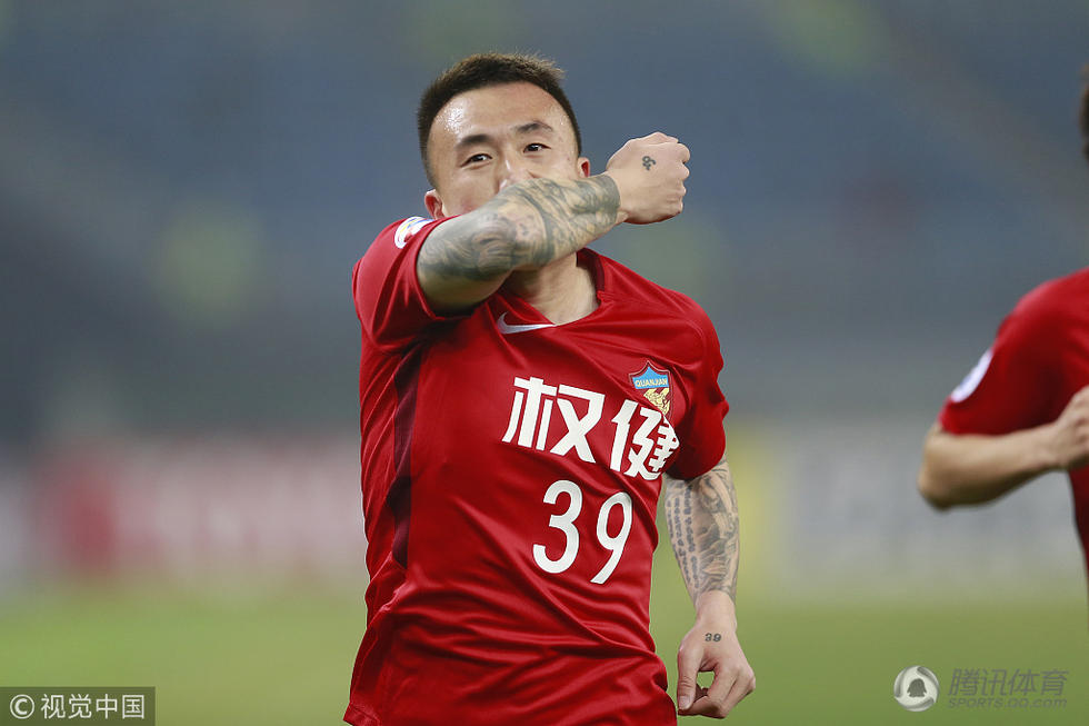 关于脱衣庆祝引争议，罗马尼亚队主场险胜的信息